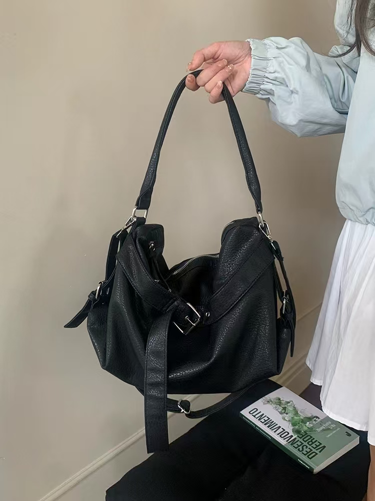 Large-capacity black versatile motorcycle bag, stylish and fashionable casual single-shoulder underarm bag, commuting crossbody tote bag