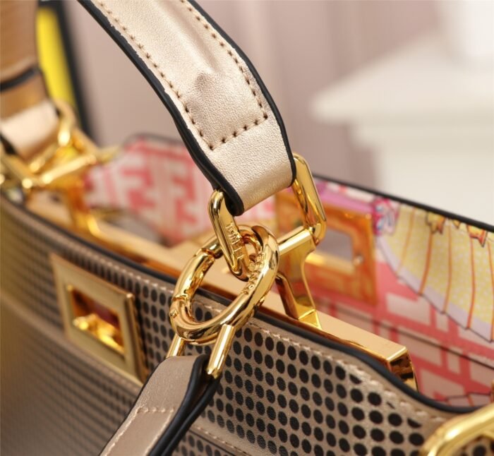FENDI Iseeu Clip bag size:33* 24.5cm/ 24 *20cm