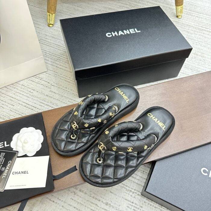 Chanel’s new summer bread slippers size: Size: 35-40 note shoes size when you fill shipping address