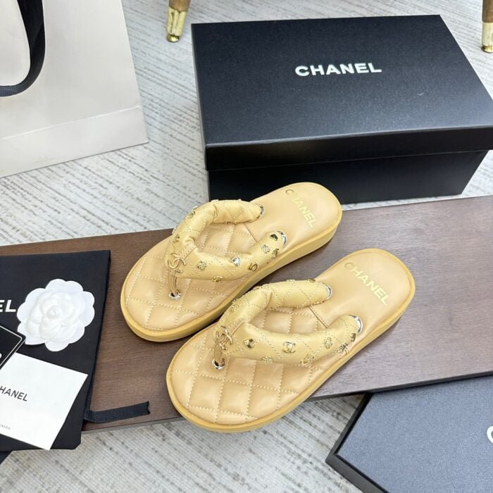 Chanel’s new summer bread slippers size: Size: 35-40 note shoes size when you fill shipping address
