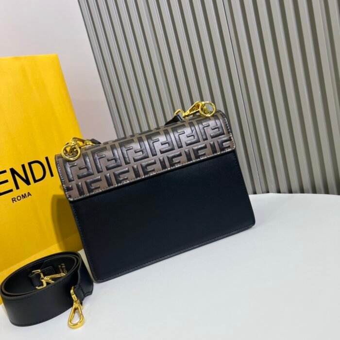 Fendi The latest clamshell handbag size: 25*19.*1cm