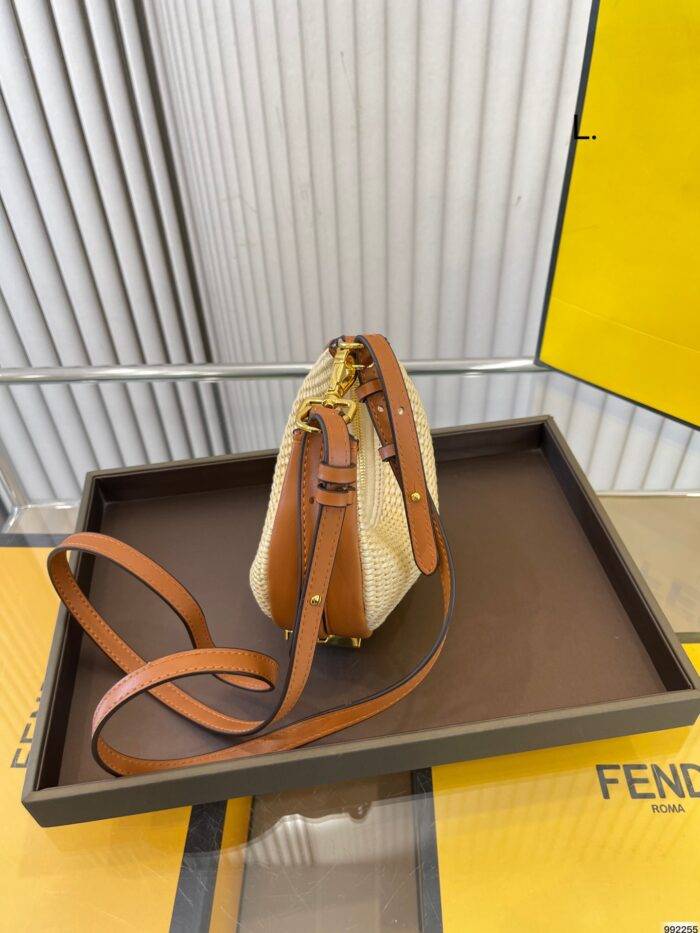 FENDI mini Straw half moon bag Pink Size: 18*9cm