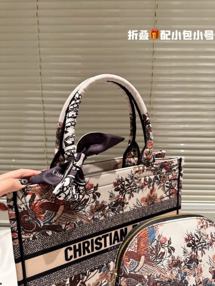 Dior book tote presbyopia with small wallet size: 35cm