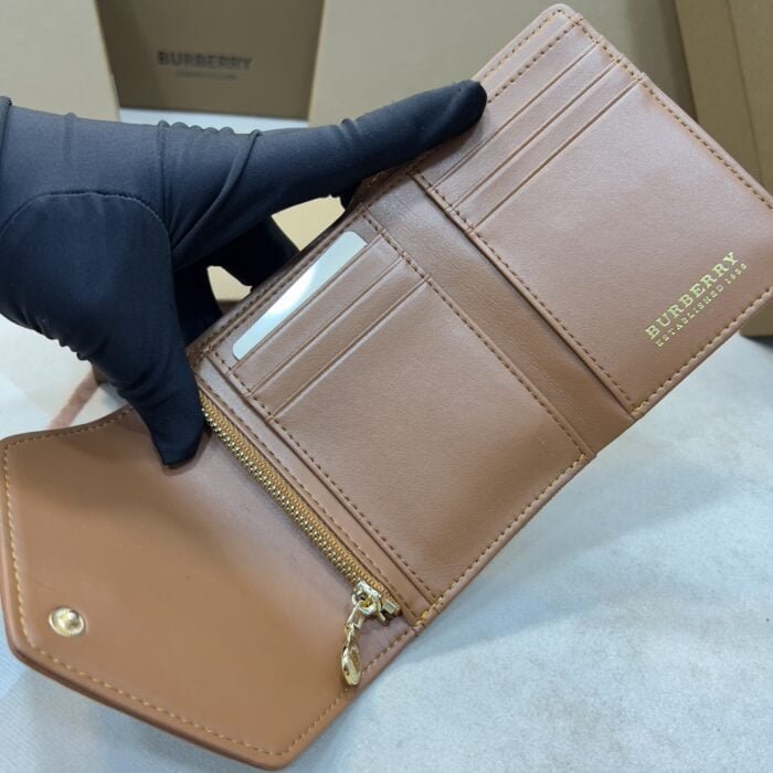 Burberry Vintage Folding clip size: 8.5*4*9cm