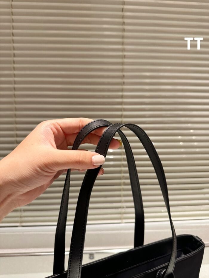 Burberry nylon tote bag size: 29*24cm