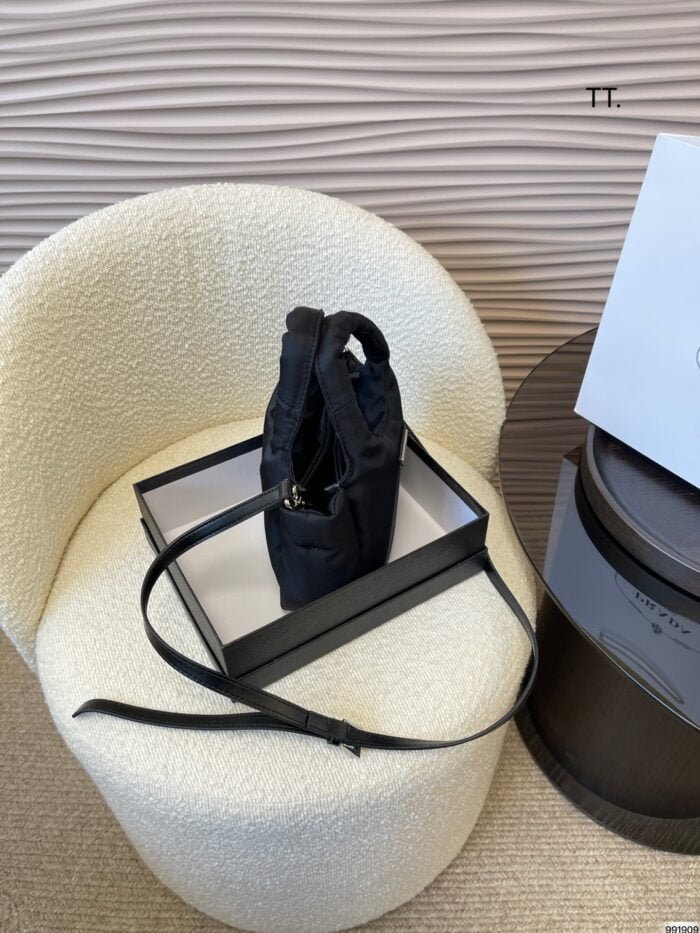 Prada mini handbag size: 18*14cm