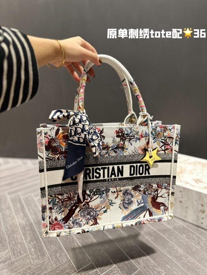 Dior embroidery tote bag size: 36cm
