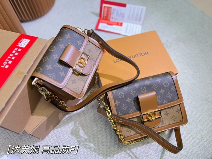 Louis Vuitton / LV Classic Daphne with chain ➕ belt strap Size :20cm/25cm