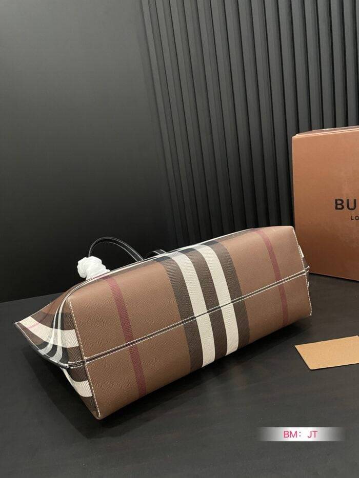 Burberry tote Shopping bag size: 34*26cm