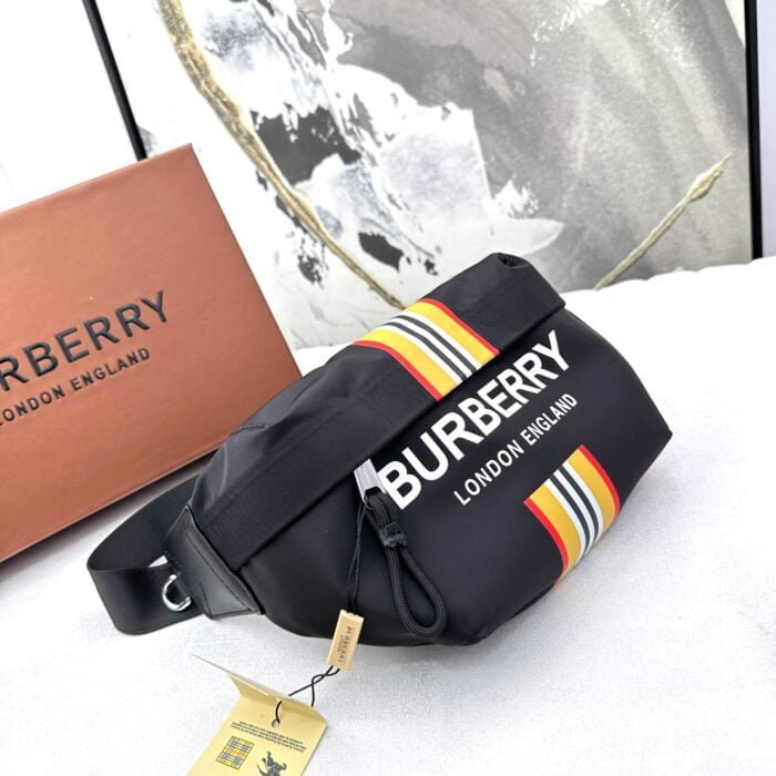 Burberry canvas Chest pack bag size: 16*30cm