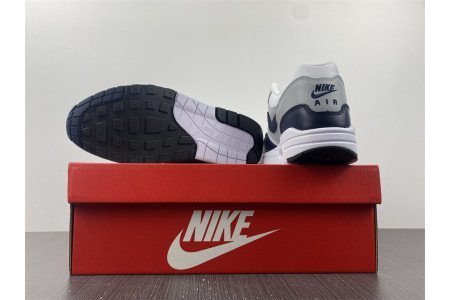 L0VT SNEAKERS