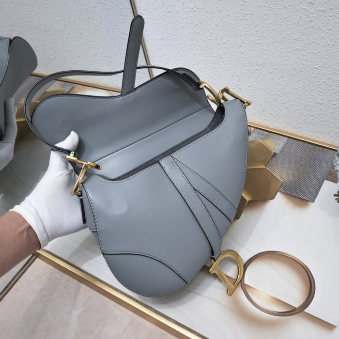 Dior saddle leather with Spaghetti straps size: 25.5 *20 * 6.5cm