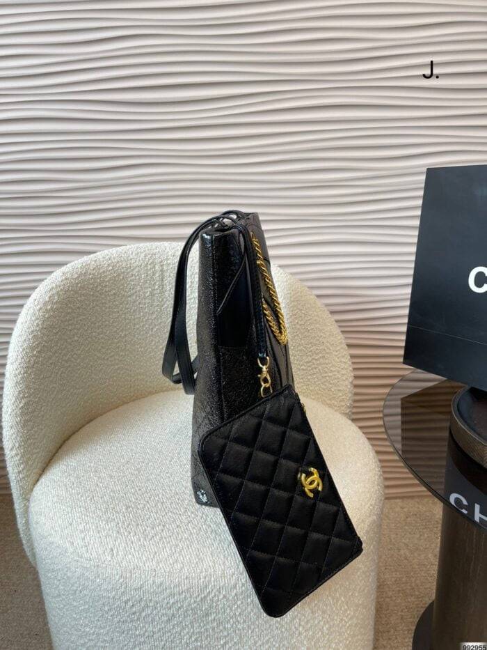 Chanel new tote bag size: 29*31cm