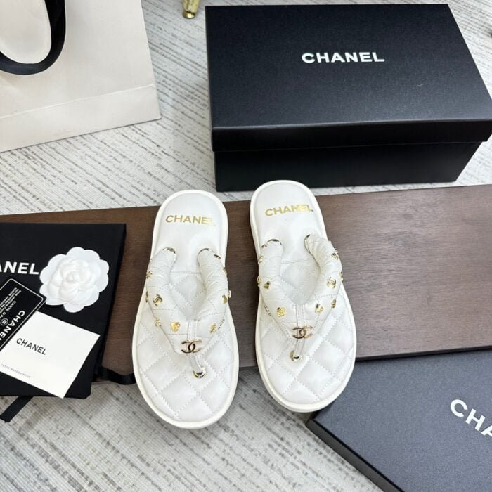 Chanel’s new summer bread slippers size: Size: 35-40 note shoes size when you fill shipping address