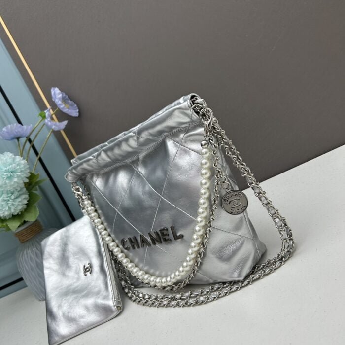 CHANEL Pearl garbage bag sliver size: 23*28*22*7cm