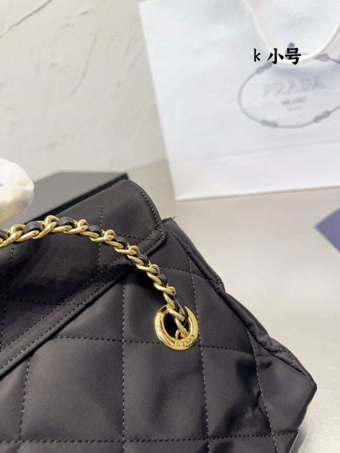 Prada vintage Nylon chain parachute bag size: 22*17 cm