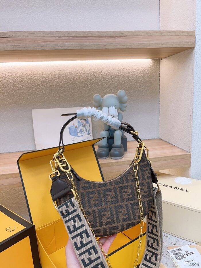FENDI half moon bag Underarm bag with chain strap Size: 25*18cm