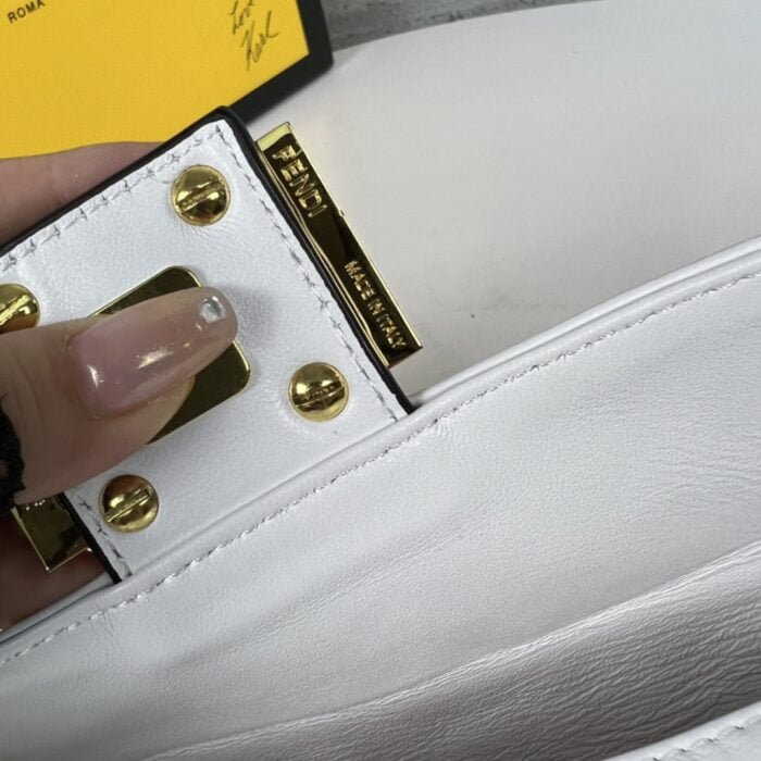 FENDI BAGUETTE Mini Chain Strap White Handbag Size: 4*18*11cm