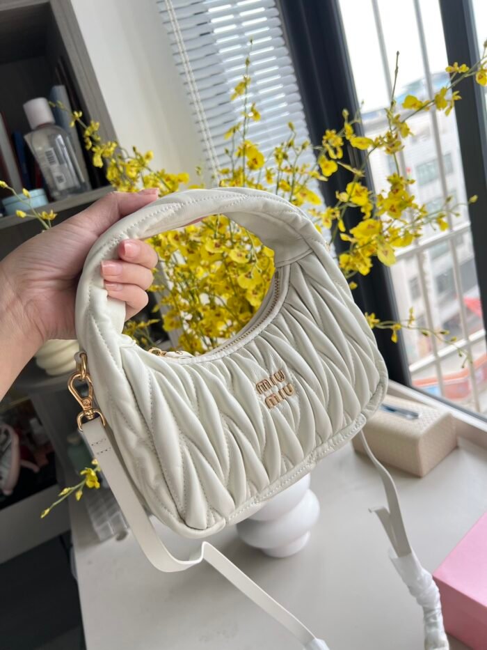 MiuMiu hobo wander sheepskin handbag size: 20*13*6cm