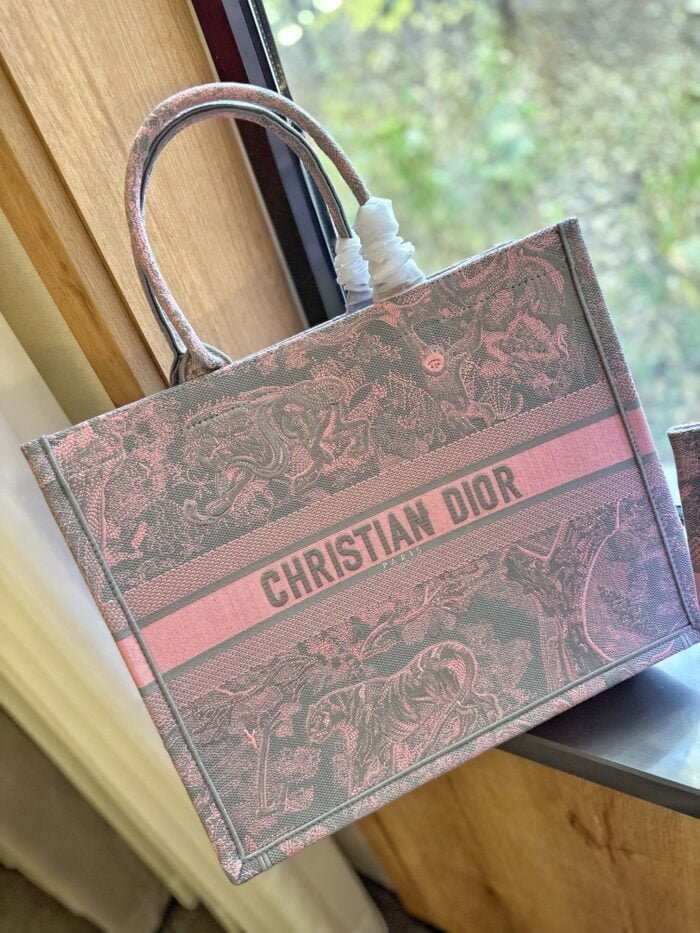 Dior Cruise Wildlife embroidery Oblique Tote bag size: 41.5cm/36cm