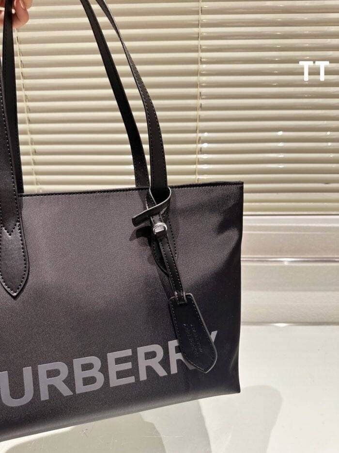 Burberry nylon tote bag size: 29*24cm