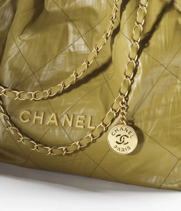 CHANEL / CHANEL 22 HANDBAG Crumpled Calfskin & Gold-Tone Metal Green