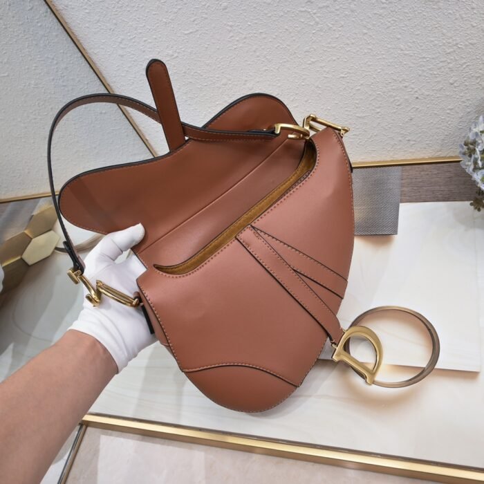 Dior saddle leather with Spaghetti straps Pinkish pink size: 25.5 *20 * 6.5cm