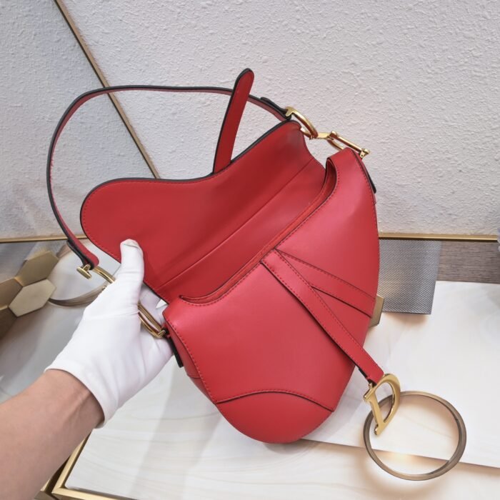 Dior saddle leather with Spaghetti straps red size: 25.5 *20 * 6.5cm