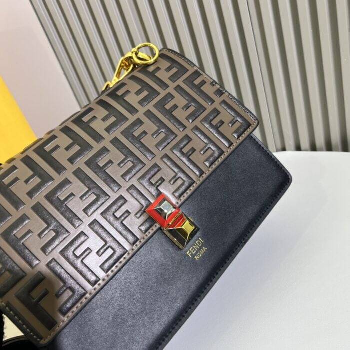 Fendi The latest clamshell handbag size: 25*19.*1cm
