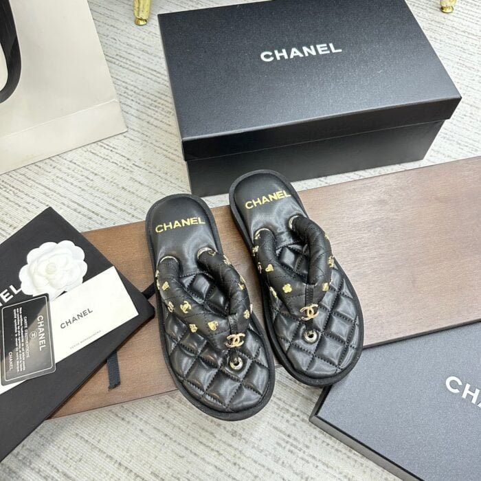 Chanel’s new summer bread slippers size: Size: 35-40 note shoes size when you fill shipping address