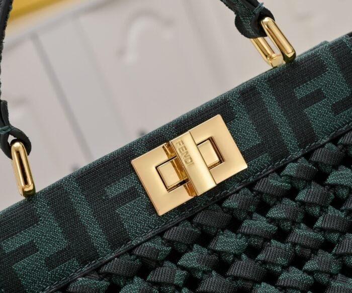 FENDI peekaboo knit Classic handbag 0363 Size: 23*7*18cm