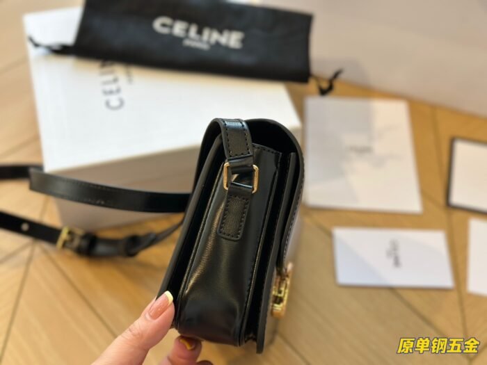 CELINE TRIOMPHE Crossbody bag Black size: 19*15cm