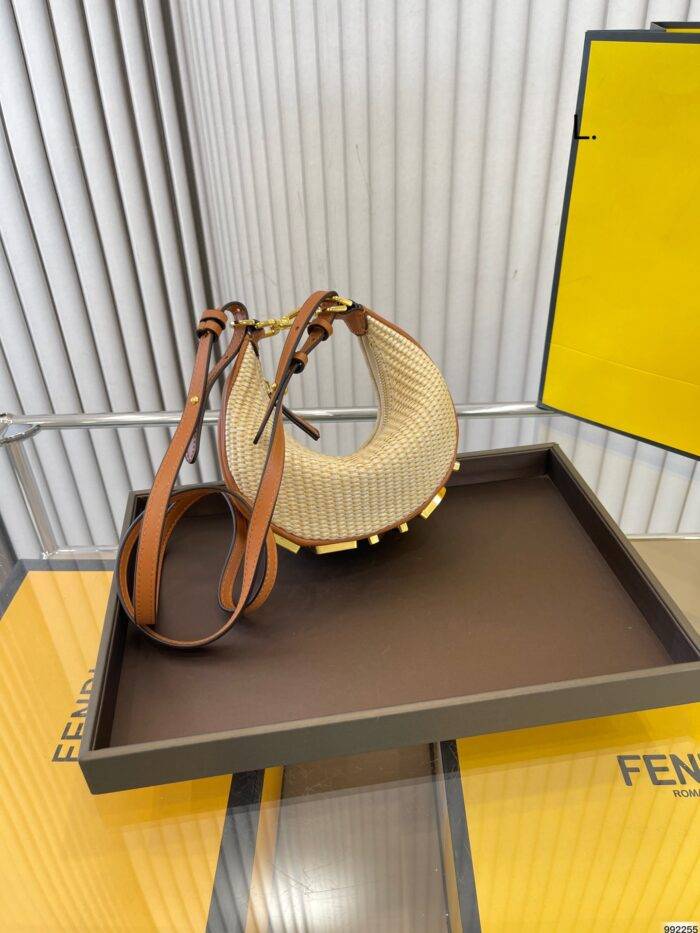 FENDI mini Straw half moon bag Pink Size: 18*9cm