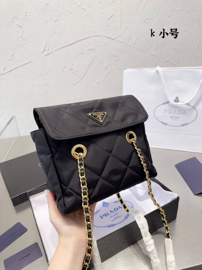 Prada vintage Nylon chain parachute bag size: 22*17 cm