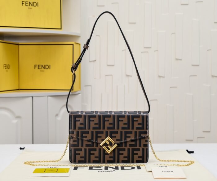 FENDI Mini clamshell chain handbag size:20*6*13cm