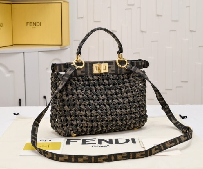 FENDI peekaboo knit Classic handbag 0363 Size: 23*7*18cm