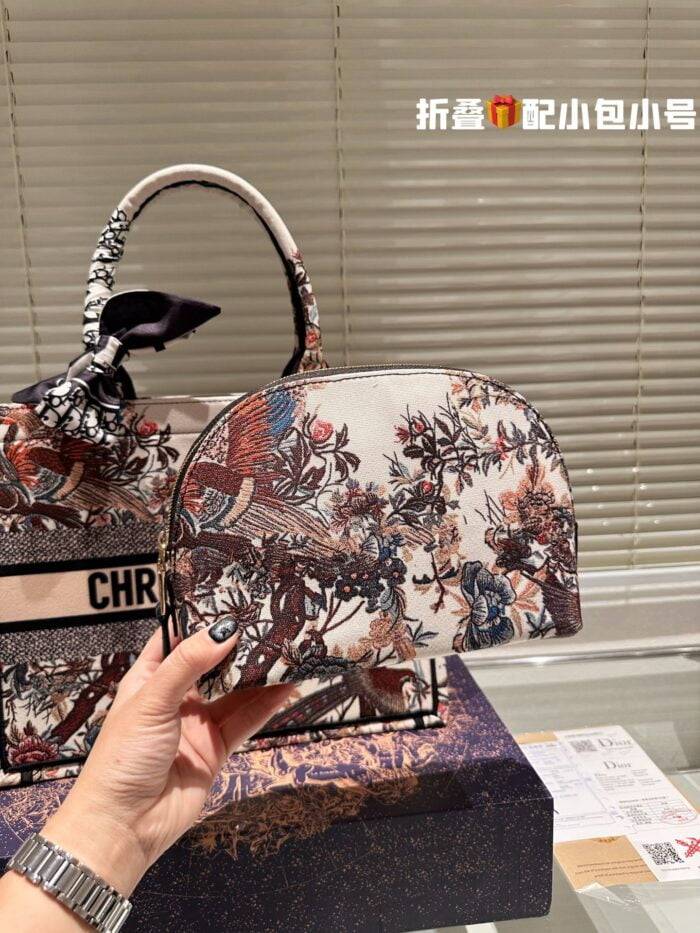 Dior book tote presbyopia with small wallet size: 35cm