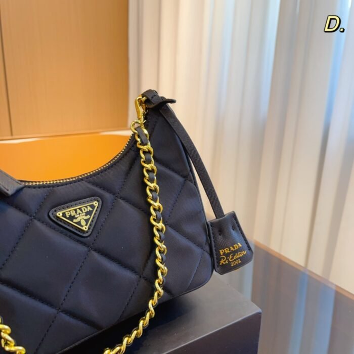 Prada Underarm handbag size: 21*6*17cm