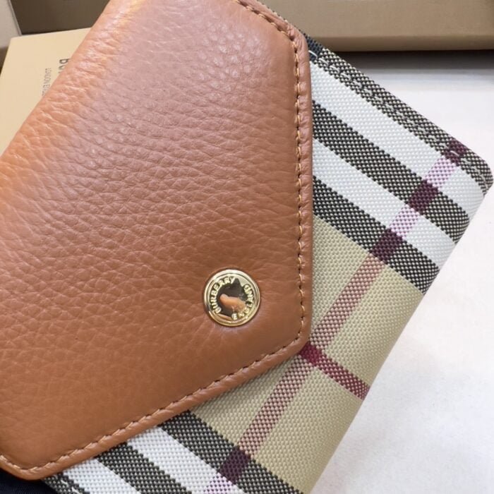 Burberry Vintage Folding clip size: 8.5*4*9cm