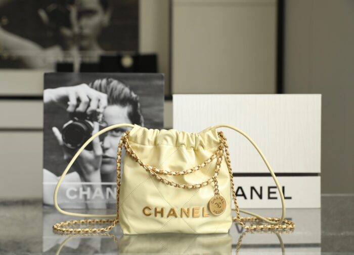Chanel Mini 22Bag Bright face calfskin size: 19*20*6 cm