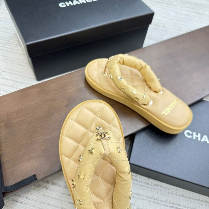Chanel’s new summer bread slippers size: Size: 35-40 note shoes size when you fill shipping address