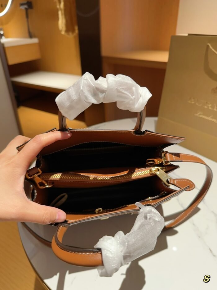Burberry title Hand-held crossbody tote bag size: 26cm