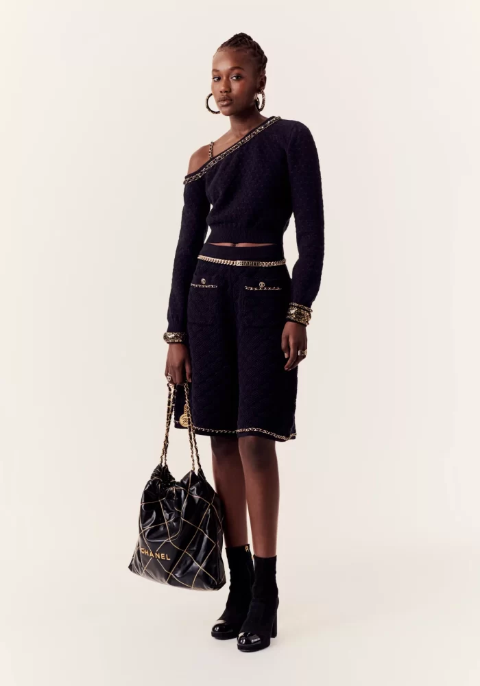 CHANEL / CHANEL 22 HANDBAG Shiny Calfskin & Gold-Tone Metal Black
