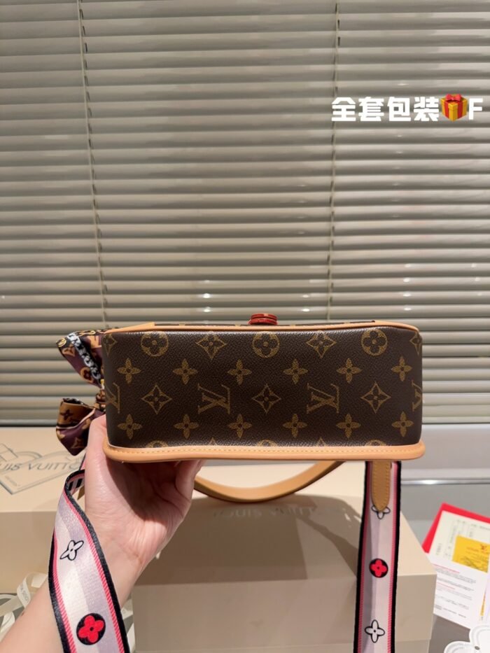 Louis Vuitton / LV Diane M45985 size: 25.0*9.0*15.0cm