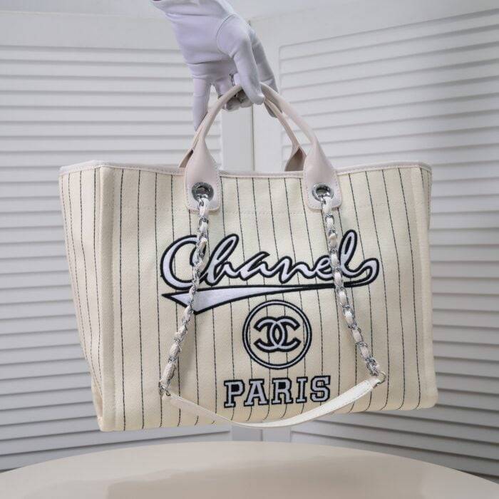 Chanel new beach bag denim bag White with little wallet size: 48*38*30*14cm