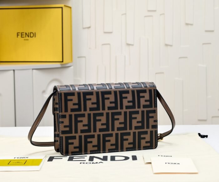 FENDI Mini clamshell chain handbag size:20*6*13cm