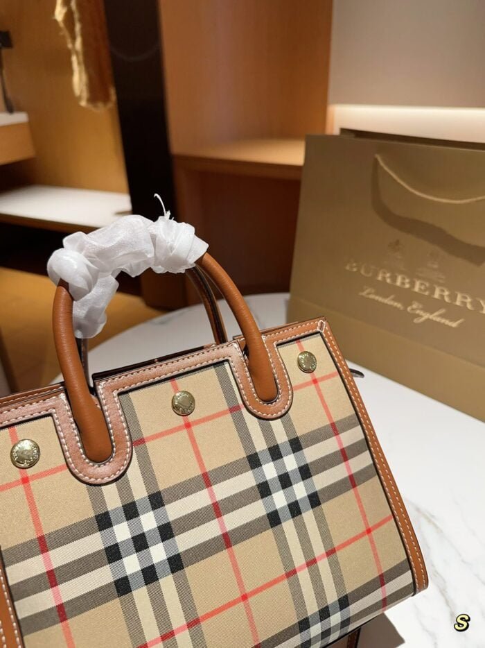 Burberry title Hand-held crossbody tote bag size: 26cm