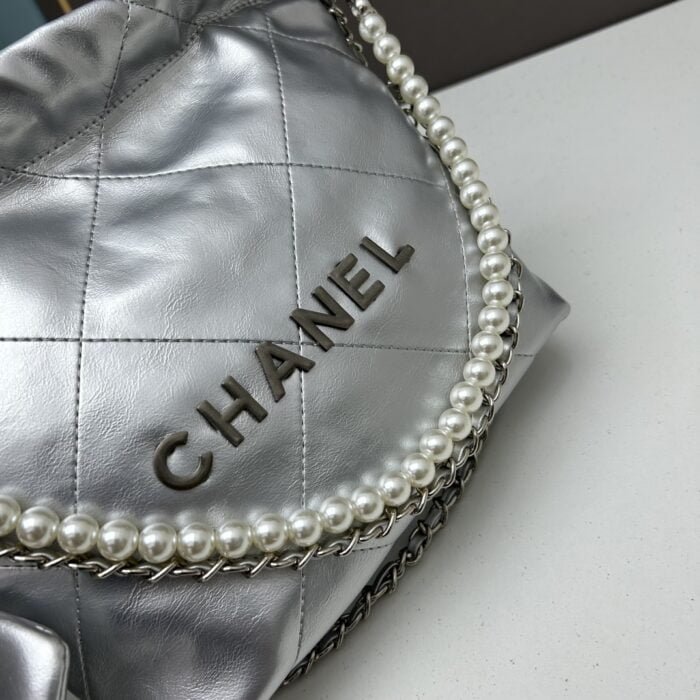 CHANEL Pearl garbage bag sliver size: 23*28*22*7cm