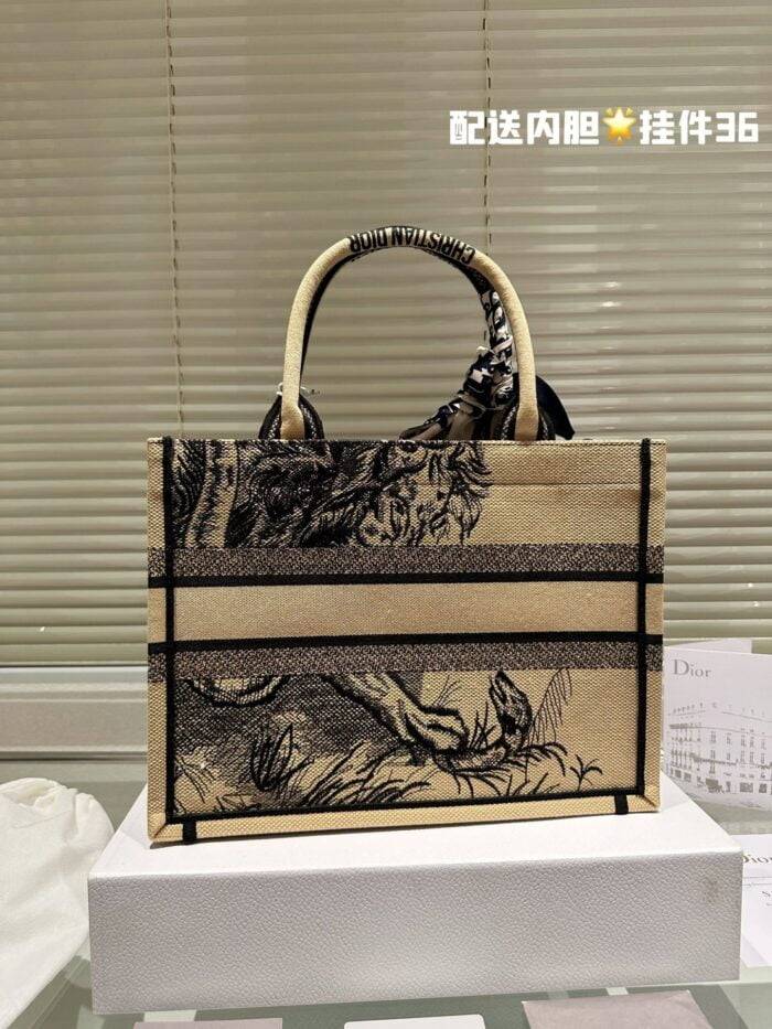 Dior 3D embossment book tote bag size: 42cm /36cm