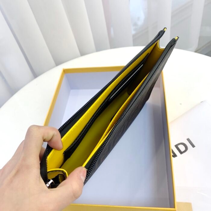 FENDI Large capacity Handbag Size: 20 * 30cm